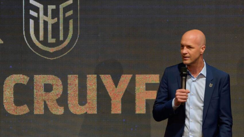 JORDI CRUYFF ACEPTÓ REDUCCIÓN DE SALARIO