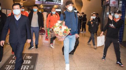 FUTBOLISTAS REGRESAN A WUHAN TRAS 3 MESES