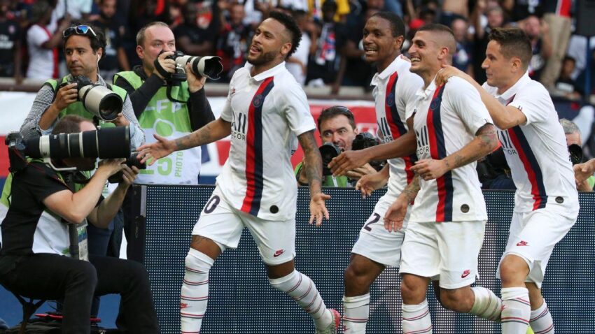 FUTBOLISTAS DEL PSG RECIBEN PREMIOS POR TÍTULO DE LA LIGUE 1