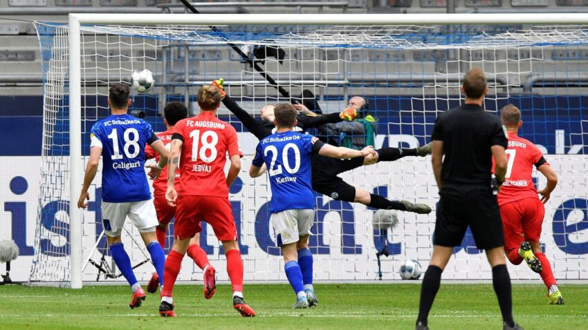 SCHALKE SE ALEJA DE LOS PUESTOS DE CHAMPIONS