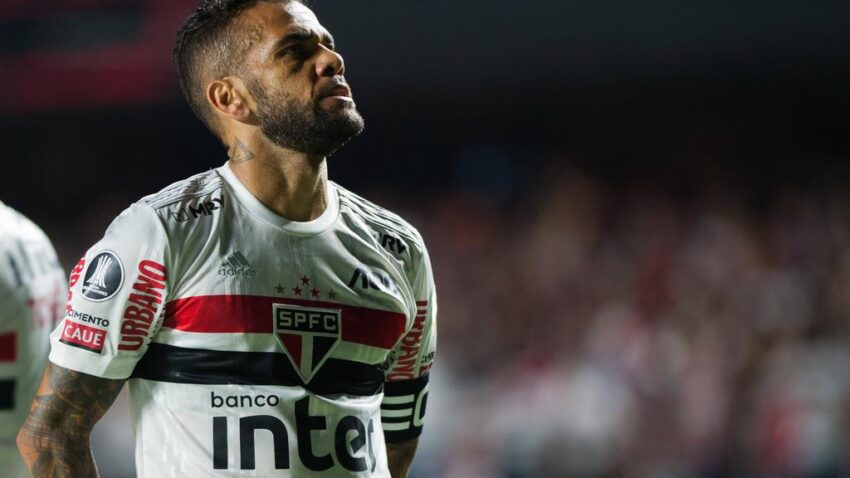 DANI ALVES MARCÓ EN VICTORIA DEL SAO PAULO