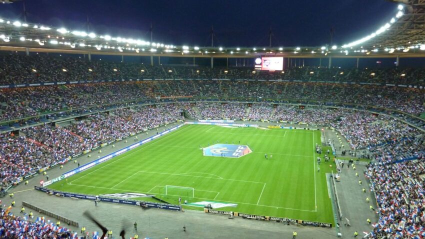 FRANCIA ESPERA ABRIR LOS ESTADIOS EN ENERO