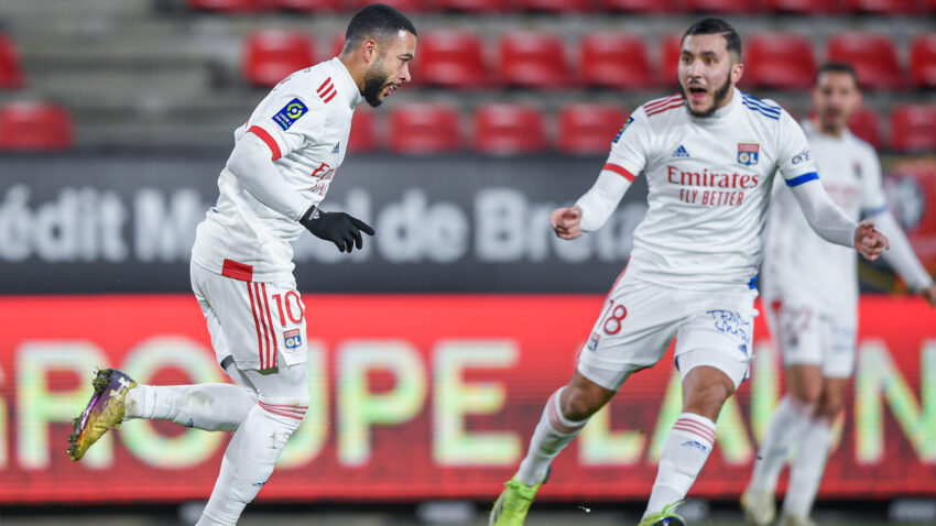 EL LYON EMPATA PERO SIGUE LÍDER