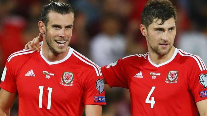 BEN DAVIES DEFIENDE A GARETH BALE