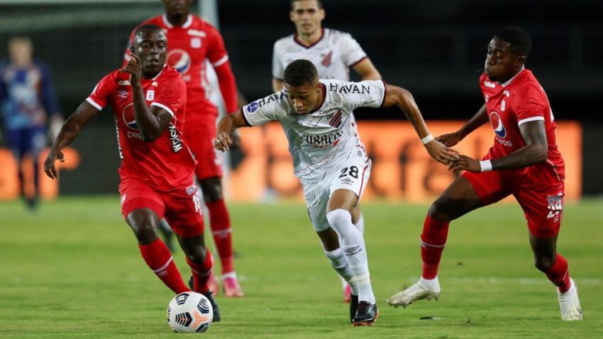 PARANAENSE SE HIZO FUERTE EN COLOMBIA