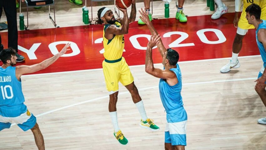 AUSTRALIA AVANZA SIN INCONVENIENTES