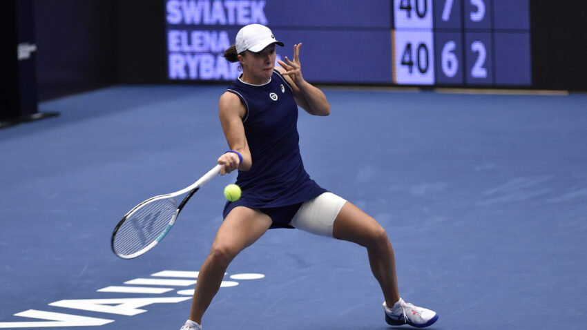 SWIATEK AVANZA A SEMIS DEL WTA DE OSTRAVA