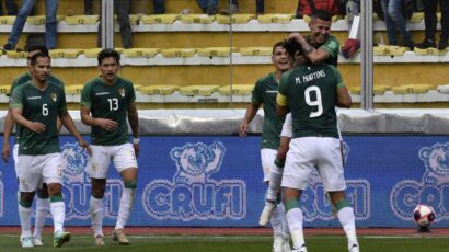 BOLIVIA GOLEÓ A URUGUAY Y SIGUE EN LA PELEA