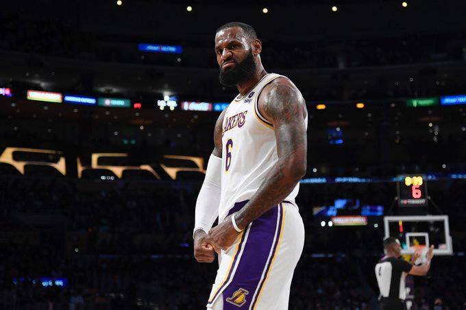 LAKERS DERROTA A ORLANDO MAGIC