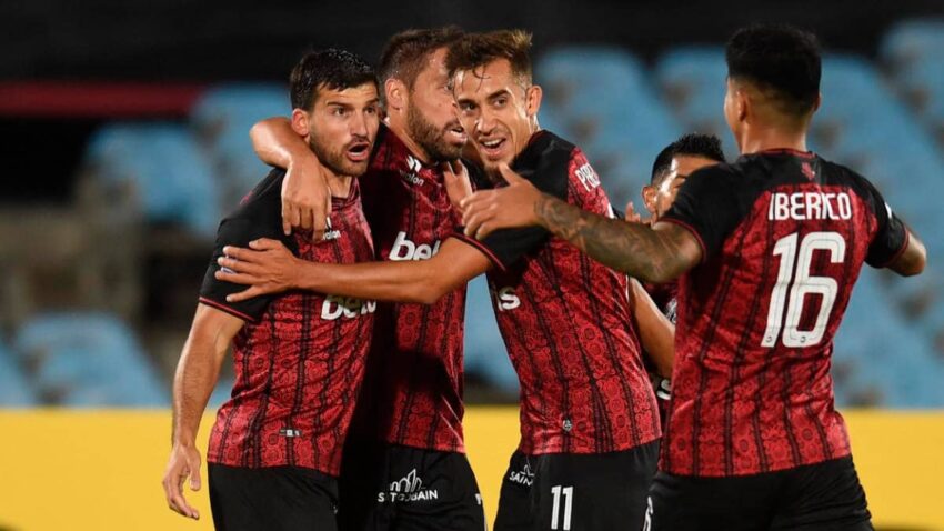 MELGAR Y UNIVERSITARIO CHOCAN EN PARTIDO CLAVE