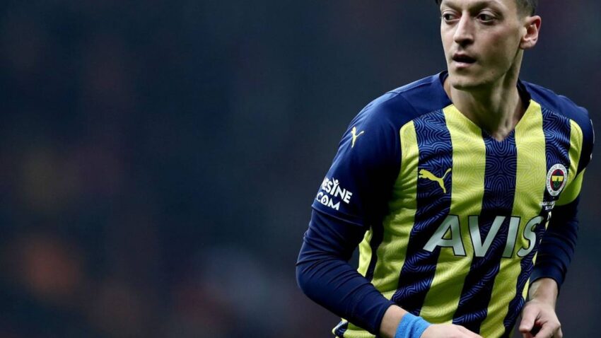 ÖZIL JUGARÍA SOLO DOS AÑOS MÁS AL FÚTBOL