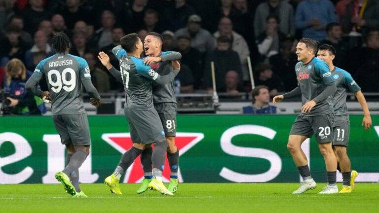 NAPOLI RECIBE A AJAX PARA ASEGURAR LA CLASIFICACIÓN