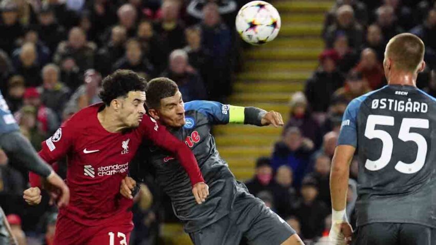 NAPOLI CAYÓ EN ANFIELD PERO SIGUE LÍDER DEL GRUPO A