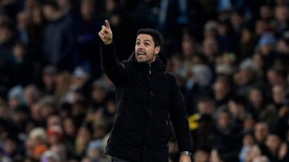 ARSENAL BUSCA MANTENERSE ARRIBA ANTE ASTON VILLA