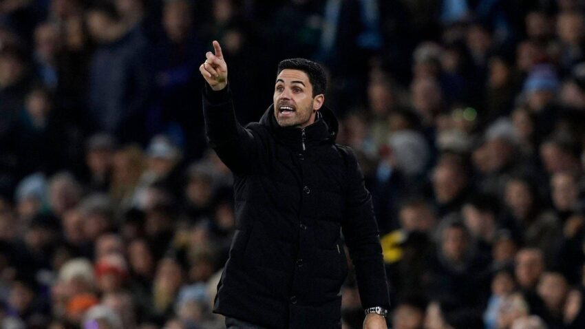 ARSENAL BUSCA MANTENERSE ARRIBA ANTE ASTON VILLA