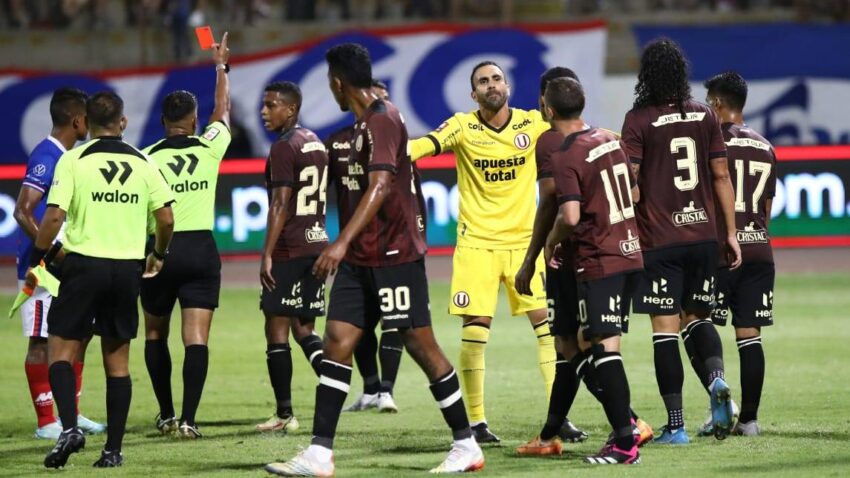 CARLOS MANNUCCI LE DA OTRO MAZAZO A UNIVERSITARIO