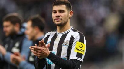 MANCHESTER Y NEWCASTLE CHOCAN POR LOS TRES PUNTOS