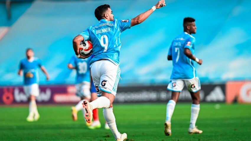 CRISTAL Y TRES PUNTOS MÁS QUE LO PONEN EN LA PUNTA