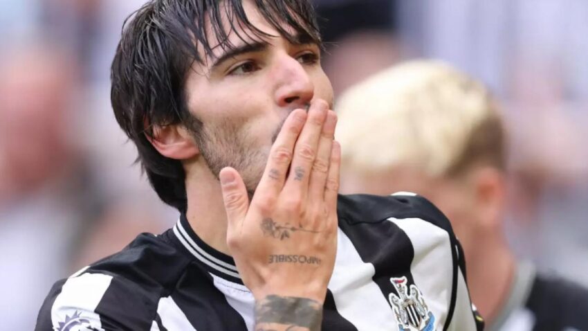 CINCO DEL NEWCASTLE EN EL DEBUT DEL DIBU EN LA PREMIER