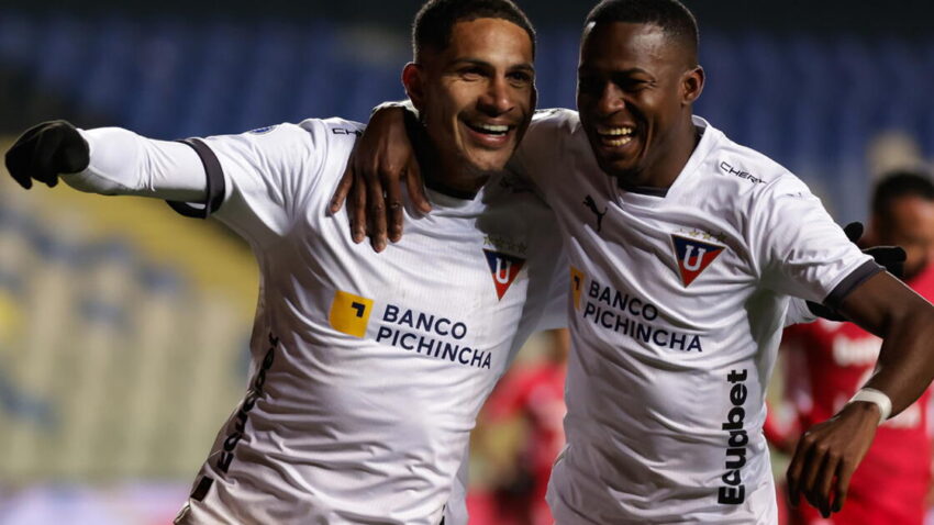 HINCHAS DE LDU AMAN A PAOLO