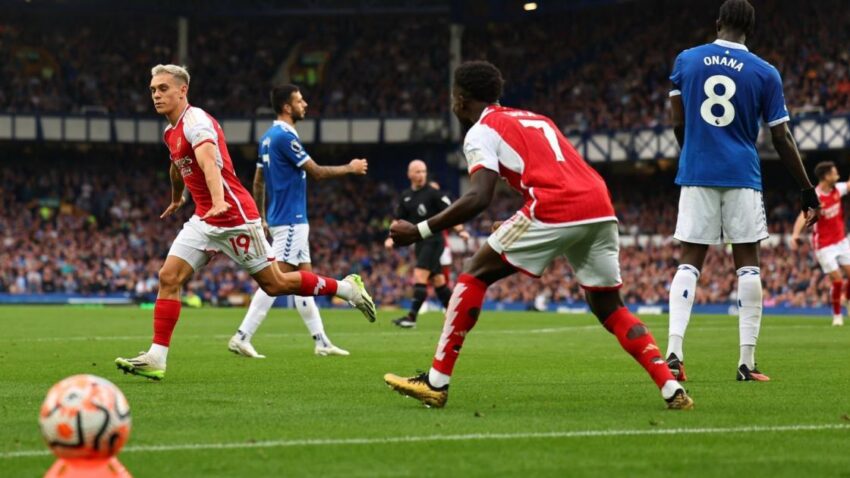 ARSENAL GANÓ DE VISITA Y SE MANTIENE ESCOLTA DEL CITY