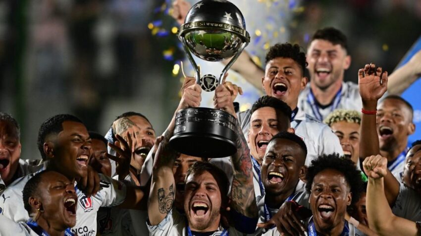 PAOLO GUERRERO Y LDU CAMPEONES DE LA SUDAMERICANA