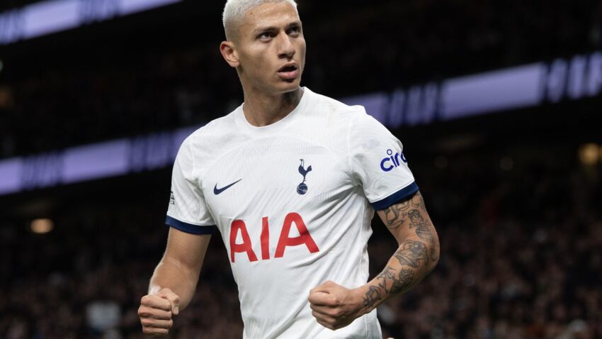 LOS SPURS TALARON AL FOREST