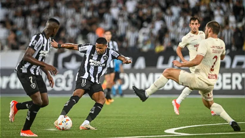 UNIVERSITARIO CAE EN BRASIL Y CHAU INVICTO