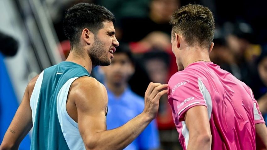 CARLOS ALCARAZ CAE EN CUARTOS DE FINAL DEL ATP 500 DE DOHA