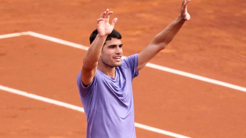 CARLOS ALCARAZ DEBUTA CON TRIUNFO EN BARCELONA DONDE BUSCA SU TERCER TÍTULO