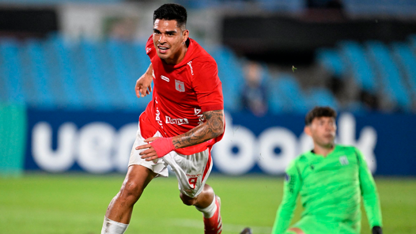LUIS RAMOS CELEBRA SU PRIMER GOL EN LA SUDAMERICANA CON BANDERA PERUANA