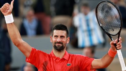 Novak Djokovic avanza con paso firme en su debut en Roland Garros 2025