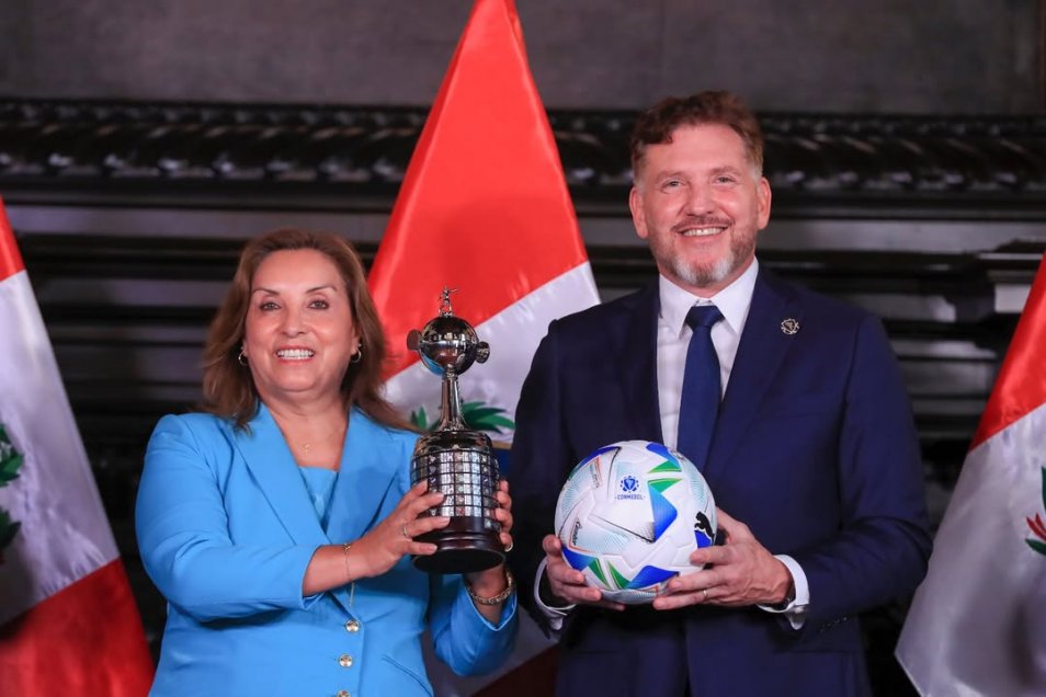 Dina Boluarte y Alejandro Domínguez tras anuncio de la final de la Copa Libertadores en Lima.