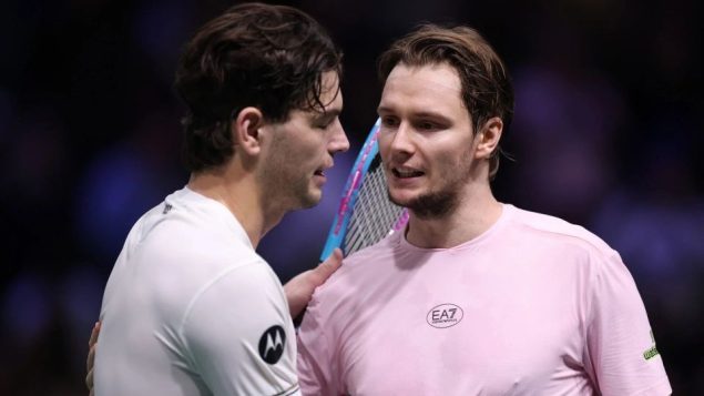 Taylor Fritz no logra mantener el ritmo y cae ante Alexander Bublik en París