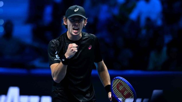 Alex de Minaur derrota a Taylor Fritz y se mantiene con vida en las ATP Finals