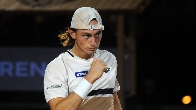 Ignacio Buse avanza con autoridad a semifinales en Montevideo tras vencer a Heide