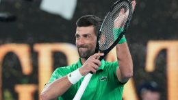 Djokovic impone su jerarquía en el debut en el Australian Open y avanza sin fisuras