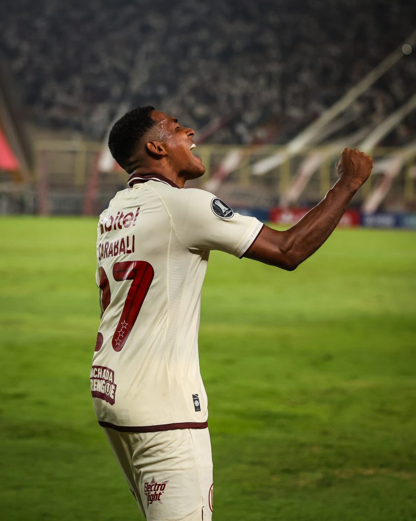 Universitario venció 4-2 a Nacional de Uruguay por Copa Libertadores.