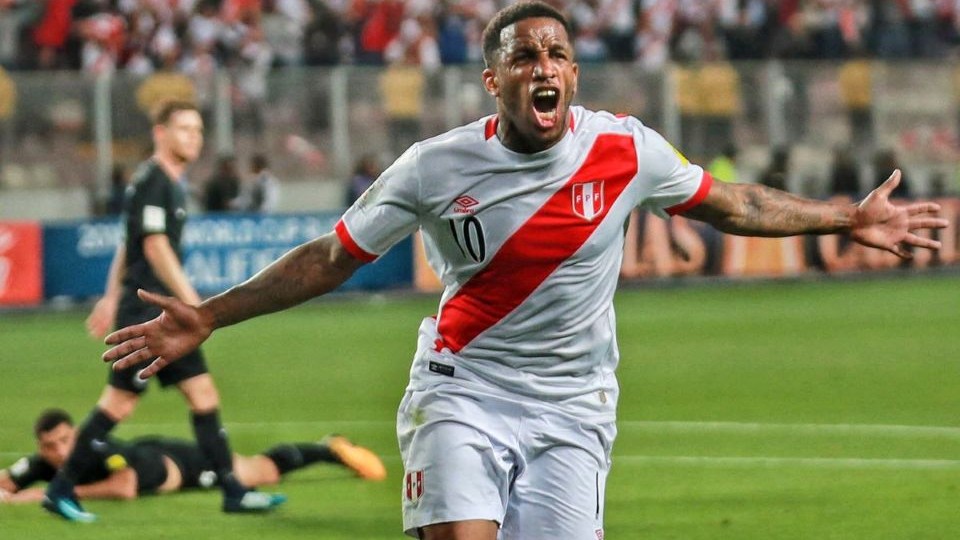 Jefferson Farfán tuvo mejor paso que Reimond Manco en la selección peruana.
